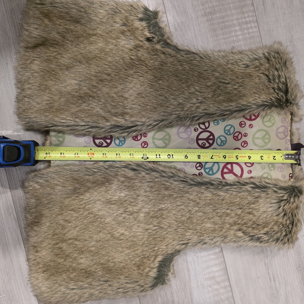 Faux Fur Vest with Peace Sign Lining - Picture 5 of 6